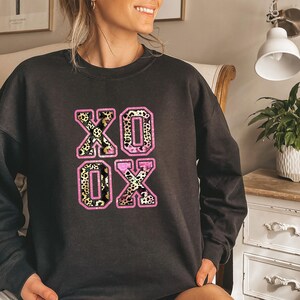 XOXO Sweatshirt, Valentines Day Sweatshirt, Gift for her, Womens Valentines Day Sweater, Cute Valentine&#39;s Sweatshirt, Love Sweatshirt