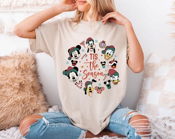 Camiseta navideña de Disney, Es la época, Corona de Mickey y sus amigos, Vacaciones familiares a juego, Viaje a Disneyland 2025, Camiseta con aperitivos del parque, Grupo