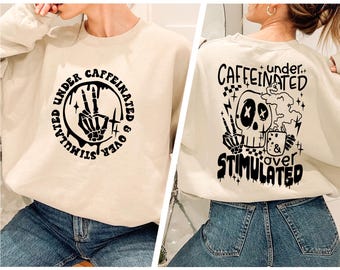 Unter Kaffeiniert und Überreizt, Gemütlicher Rundhalsausschnitt, Kaffee Liebhaber Sweatshirt, Latte Liebhaber Rundhalsausschnitt, Weihnachtsgeschenk, Lustiger Spruch Skelett