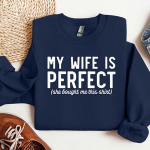Mi esposa es perfecta, sudadera para él, sudadera con capucha para pareja, camiseta divertida para esposo, regalo de esposa, regalo de aniversario para él, regalo de cumpleaños para esposo