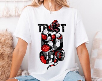 Camiseta Trust No One, camiseta com texto de cobra, camiseta estética escura, design de cobra com tatuagem, presente ousado para ele e seus fãs de streetwear