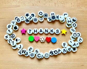 Cuentas grandes de 25 mm para pulseras de la amistad: cuentas personalizadas con letras extragrandes para manualidades, decoración, guirnaldas, banderines, collares para perros y mucho más.