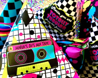 Lembrancinhas imprimíveis para festa anos 80 - molde de pirâmide - Porta-doces triangulares - Ideias de lembrancinhas para festa anos 80 - Lembrancinhas de doces faça você mesmo dos anos 80 - molde para sacola
