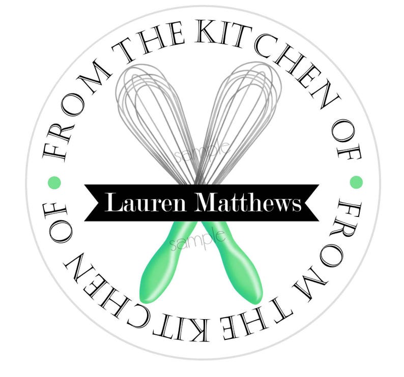 Pode incluir: Etiqueta redonda branca com texto preto que diz "From the Kitchen of" e "Lauren Matthews" com dois batedores verdes cruzados.