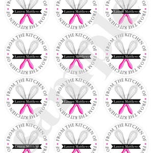 Pode incluir: Nove adesivos redondos brancos com texto preto que diz "From the Kitchen of Lauren Matthews" e um design de batedor de arame rosa e prateado.
