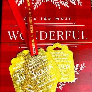 Puede incluir: Un fondo a cuadros rojo y blanco con una cinta roja que dice "Merry Christmas". Etiquetas de regalo doradas y brillantes con el texto "Authentic North Pole Post" y "Jackson" est&aacute;n unidas a la cinta. El fondo dice "Wonderful".