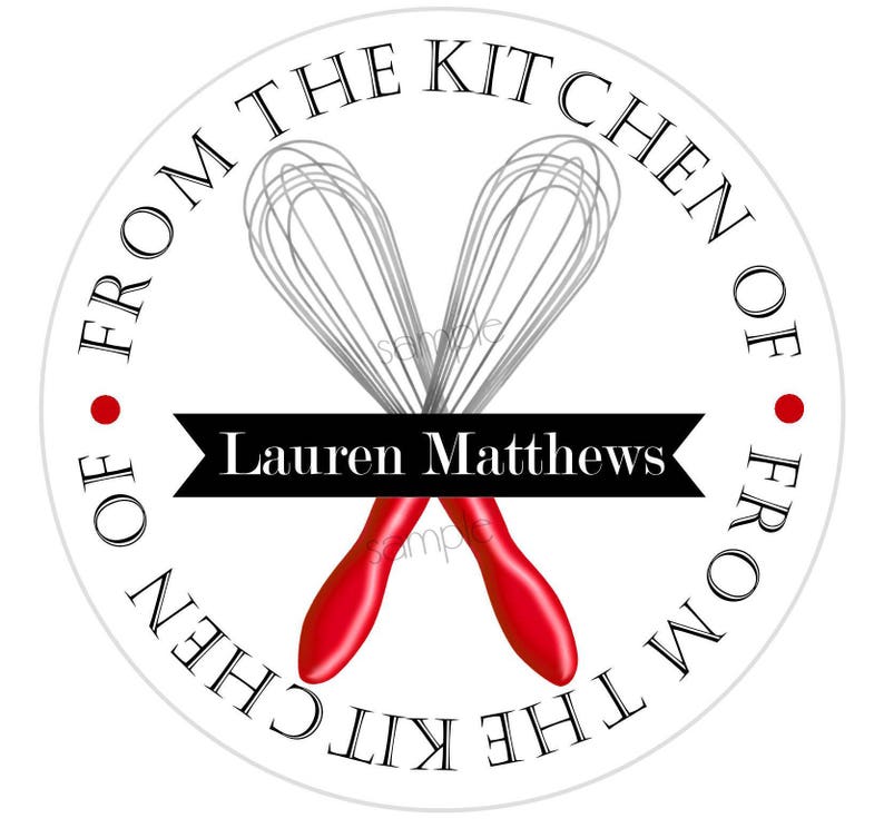 Pode incluir: Etiqueta redonda branca com texto preto que diz "From the Kitchen of" e "From the Kitchen of" em c&iacute;rculo. No centro, dois batedores vermelhos e prateados se cruzam. Uma faixa preta com texto branco diz "Lauren Matthews".