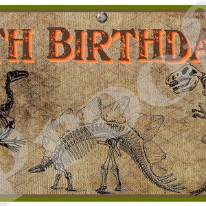 Może przedstawiać: Brązowo-pomarańczowy znak z napisem "4TH BIRTHDAY" dużymi literami. Na znaku znajdują się trzy szkielety dinozaur&oacute;w, w tym stegozaur, brachiozaur i tyrannosaurus rex.