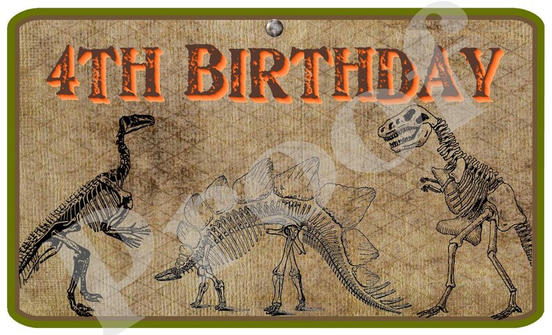 Może przedstawiać: Brązowo-pomarańczowy znak z napisem "4TH BIRTHDAY" dużymi literami. Na znaku znajdują się trzy szkielety dinozaur&oacute;w, w tym stegozaur, brachiozaur i tyrannosaurus rex.