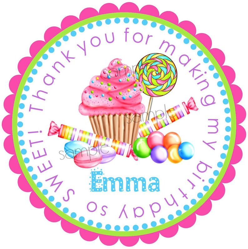 Pu&ograve; includere: Un cupcake rosa e bianco con codette, una lecca-lecca colorata e caramelle sono su un cerchio rotondo rosa, verde e blu con il testo "Sweet! Thank you for making my birthday so very Emma".