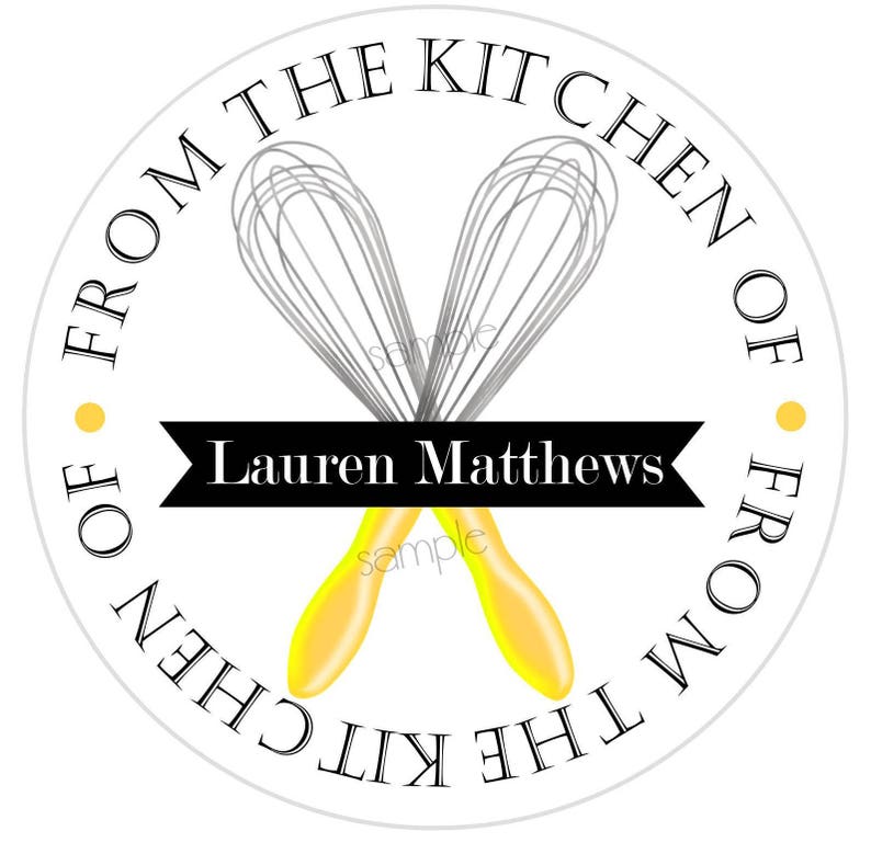 Pode incluir: Um adesivo redondo branco com texto preto que diz "From the Kitchen of Lauren Matthews From the Kitchen of". Dois batedores amarelos cruzados no centro do adesivo.