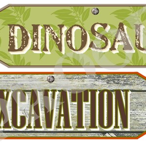 Może przedstawiać: Dwa drewniane znaki ze strzałkami i przetartą farbą. G&oacute;rny znak jest zielony z wzorem liści i napisem "DINOZAUR". Dolny znak jest brązowy i szary z napisem "WYKOPALISKA".