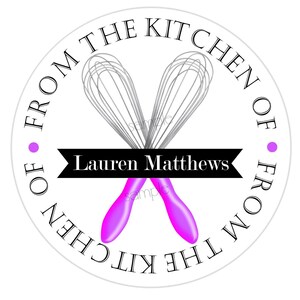 Pode incluir: Um adesivo circular branco com texto preto que diz "From the Kitchen of" e "Lauren Matthews" com dois batedores de arame rosa e prata cruzados no centro.