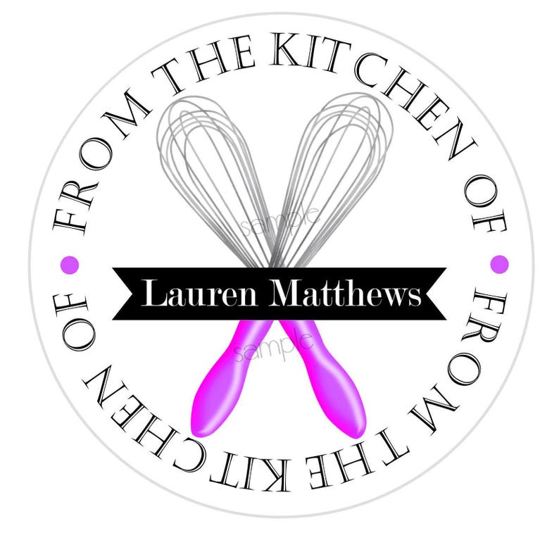 Pode incluir: Um adesivo circular branco com texto preto que diz "From the Kitchen of" e "Lauren Matthews" com dois batedores de arame rosa e prata cruzados no centro.