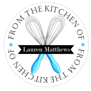 Pode incluir: Um c&iacute;rculo branco com texto preto que l&ecirc; "From the Kitchen of" e "From the Kitchen of" em um padr&atilde;o circular. O texto &eacute; cercado por uma fita preta com o texto "Lauren Matthews" em branco. Dois batedores de cozinha azuis s&atilde;o cruzados no centro do c&iacute;rculo.