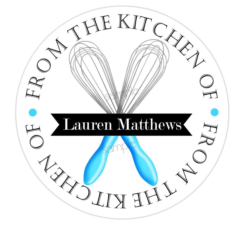 Pode incluir: Um c&iacute;rculo branco com texto preto que l&ecirc; "From the Kitchen of" e "From the Kitchen of" em um padr&atilde;o circular. O texto &eacute; cercado por uma fita preta com o texto "Lauren Matthews" em branco. Dois batedores de cozinha azuis s&atilde;o cruzados no centro do c&iacute;rculo.