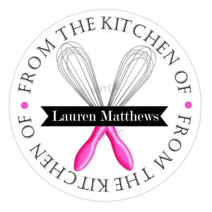 Pode incluir: Um adesivo redondo branco com texto preto que diz "From the Kitchen of" e "From the Kitchen of" em um c&iacute;rculo ao redor de um batedor de arame rosa e uma faixa preta com o texto "Lauren Matthews".