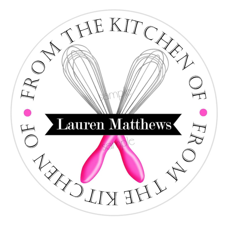 Pode incluir: Um adesivo redondo branco com texto preto que diz "From the Kitchen of" e "From the Kitchen of" em um c&iacute;rculo ao redor de um batedor de arame rosa e uma faixa preta com o texto "Lauren Matthews".