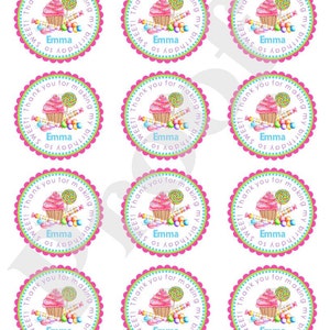 Pu&ograve; includere: Nove etichette rotonde rosa e bianche con bordi a festoni. Ogni etichetta presenta un cupcake con codette, caramelle e lecca-lecca. Il testo sull'etichetta recita "Grazie per aver reso il mio compleanno cos&igrave; dolce! Emma".