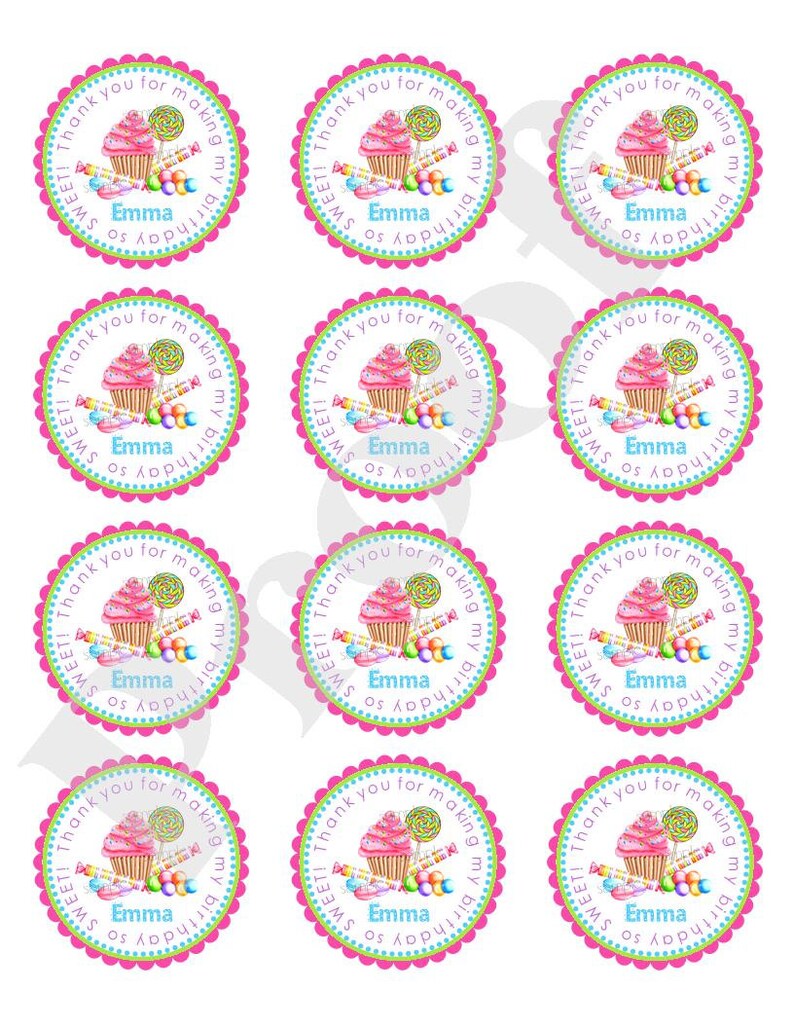 Pu&ograve; includere: Nove etichette rotonde rosa e bianche con bordi a festoni. Ogni etichetta presenta un cupcake con codette, caramelle e lecca-lecca. Il testo sull'etichetta recita "Grazie per aver reso il mio compleanno cos&igrave; dolce! Emma".