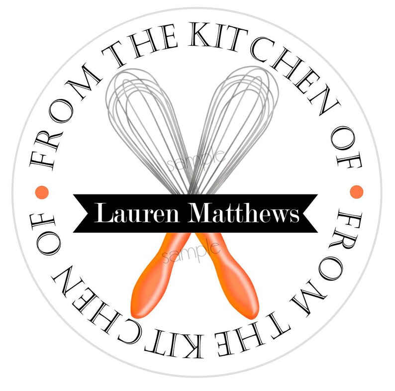 Pode incluir: Etiqueta redonda branca com texto preto que diz "From the Kitchen of" e "From the Kitchen of" em c&iacute;rculo. O texto est&aacute; em uma faixa preta com o nome "Lauren Matthews" em texto branco. Dois batedores de arame laranja cruzados no centro.
