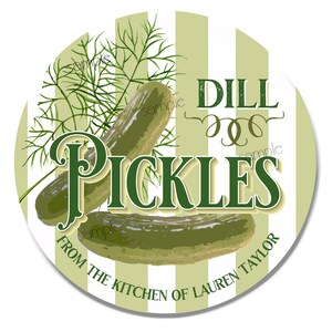 Pu&ograve; includere: Un'etichetta rotonda a strisce verdi e bianche con il testo "Dill Pickles" in lettere verdi. L'etichetta include anche il testo "From the Kitchen of Lauren Taylor" e un rametto di aneto.