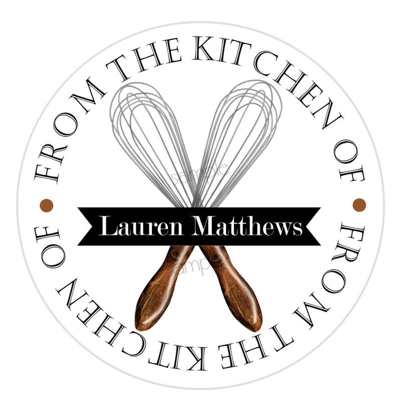 Pode incluir: Etiqueta redonda branca com texto preto que diz "From the Kitchen of" e "From the Kitchen of" em um c&iacute;rculo ao redor de dois batedores de arame prateados cruzados com al&ccedil;as de madeira marrom. O texto "Lauren Matthews" est&aacute; em uma faixa preta.