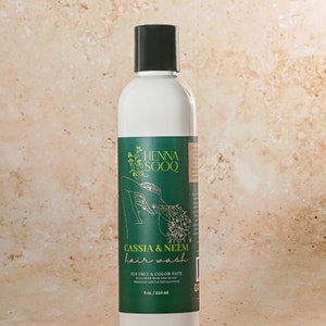 Può includere: Un flacone in plastica bianca con tappo nero contenente 240 ml di detergente per capelli Henna Sooq Cassia & Neem. L'etichetta verde presenta un disegno al tratto di capelli, il nome del marchio, il nome del prodotto e la dicitura senza SLS.