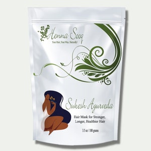 Può includere: Una busta bianca verticale contenente la maschera per capelli Sukesh Ayurveda. L'etichetta presenta grafiche floreali verdi, il logo Henna Sooq e il testo: Your Hair, Your Way. Naturally!, Sukesh Ayurveda, Hair Mask for Stronger, Longer, Healthier Hair, 3.5 oz/100 grams.