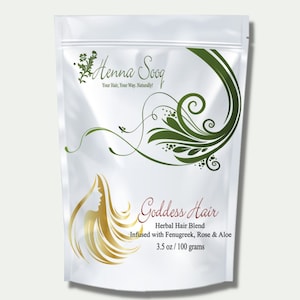 Può includere: Una busta bianca verticale contenente una miscela di erbe per capelli etichettata Goddess Hair, Infused with Fenugreek, Rose & Aloe. La confezione presenta una silhouette dorata di capelli lunghi, grafiche floreali verdi e il testo Henna Sooq, 100 grammi.