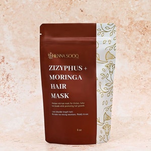 Può includere: Una busta marrone con un'etichetta bianca su cui è scritto "HENNA SOOQ ZIZYPHUS + MORINGA HAIR MASK". L'etichetta include anche il testo "Maschera per capelli ricca di idratazione per capelli più spessi e voluminosi, promuovendo la crescita dei capelli 1 utilizzo (capelli fino alle spalle) Non è necessaria acqua né miscelazione. Pronto all'uso. 8 oz".