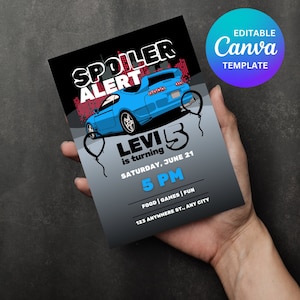 Puede incluir: Una invitación de fiesta de cumpleaños azul y negra con una imagen de dibujos animados de un coche deportivo azul. El texto dice "Spoiler Alert" y "Levi 5 is turning". La invitación también incluye la fecha, la hora y el lugar de la fiesta.
