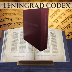 Può includere: Un libro aperto con testo ebraico, sostenuto da un supporto in legno, con un libro bordeaux intitolato "Leningrad Codex" che fluttua sopra. Lo sfondo presenta altra scrittura ebraica. L'immagine evidenzia l'importanza storica e religiosa del testo.