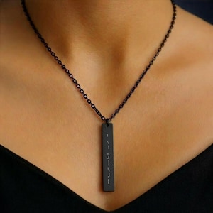 Może przedstawiać: Rustykalny drewniany szyld z napisem "Welcome to our home" w białych literach. Szyld ma postarzaną powierzchnię i prosty, zachęcający design, idealny do dekoracji drzwi wejściowych.