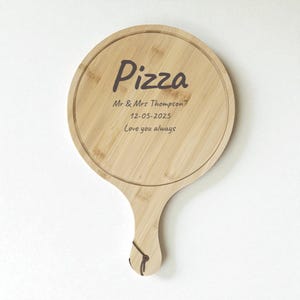 Personalized Round Wooden Serving Board – Custom Engraved Chopping Board Gift for Couples, Weddings, Housewarming or Kitchen Décor