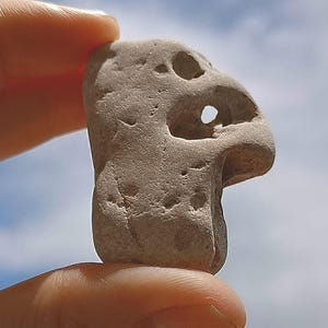 Magischer Talisman. Auch bekannt als Odin-Stein, Feenstein oder Natternstein, wird er seit Jahrhunderten in der keltischen und nordischen Folklore verwendet.