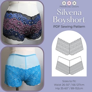 Op de afbeelding: Twee jongensshorts op paspoppen. Eén paar is blauw met een bloemen kanten design, en de andere is lichtblauw met blauwe kanten rand. De afbeelding bevat ook een PDF naaipatroon met maten voor taille 66-127cm en heup 89-152cm.