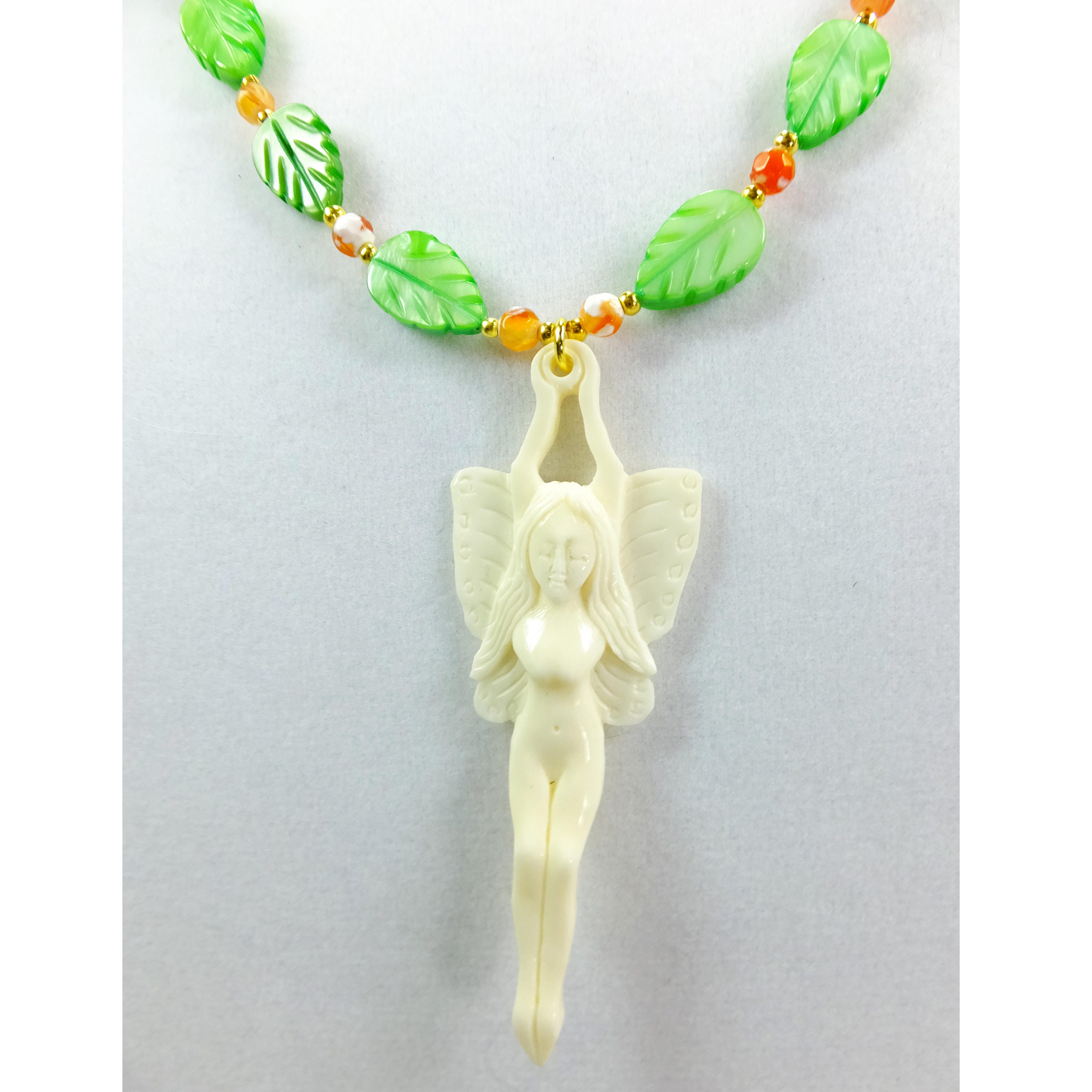 Pendentif Ancien En Os Sculpté Et Doré - Tête De Femme - 13x22x27 Mm - Occasion
