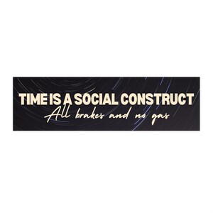 Time Is A Social Construt Alle Bremsen und Kein Gas Premium-Vinyl-Autoaufkleber für Autos, LKW, Laptops, Kühlboxen, Gepäck und mehr