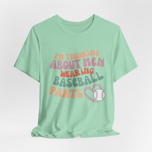 Estoy pensando en hombres que usan pantalones de béisbol Camiseta de algodón suave unisex para la temporada de béisbol Camiseta definitiva para fanáticos del béisbol