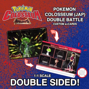 Puede incluir: Tarjetas e-cards personalizadas de doble cara de Pokemon Colosseum a escala 1:1. Un lado muestra a un Gardevoir en combate, mientras que el otro presenta una interfaz de entrenador con el nombre DRAW, texto en japonés y un código QR.