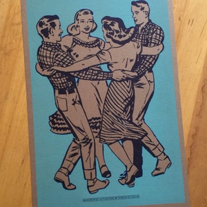 K&ouml;nnte beinhalten: Ein Vintage-Druck mit vier Figuren, die im Kreis tanzen. Die Illustration ist in Braun- und Schwarzt&ouml;nen auf t&uuml;rkisblauem Hintergrund gehalten. Der Druck enth&auml;lt den Text "HANDPRINTED LETTERPRESS PIONEER-PRESS.COM".