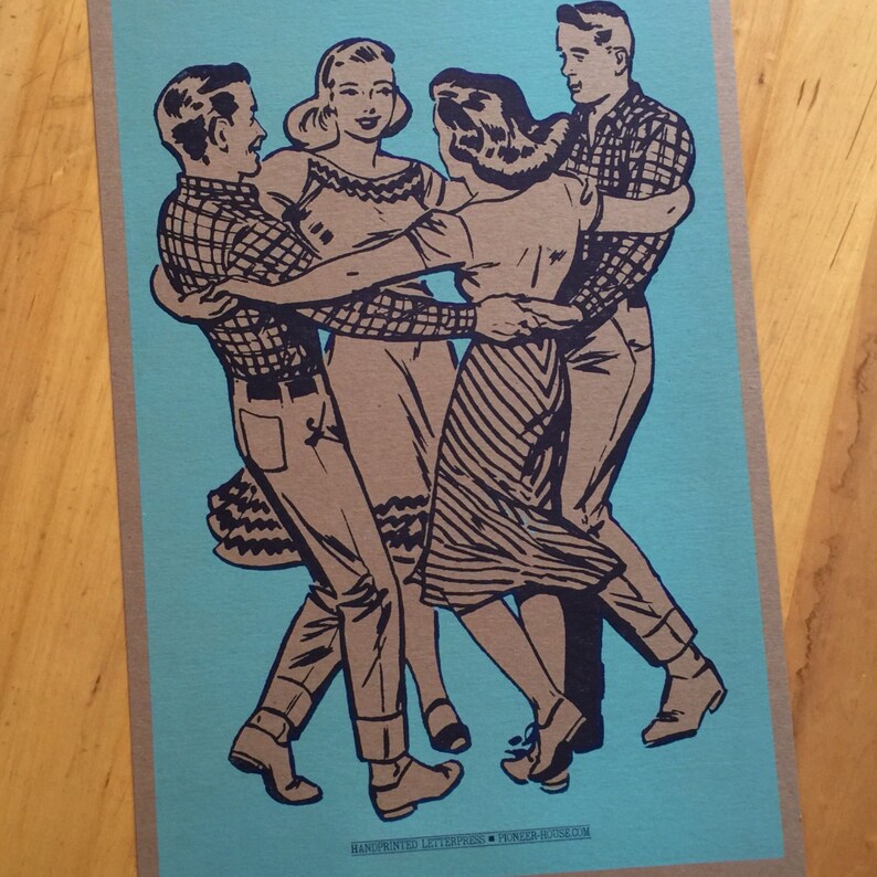 K&ouml;nnte beinhalten: Ein Vintage-Druck mit vier Figuren, die im Kreis tanzen. Die Illustration ist in Braun- und Schwarzt&ouml;nen auf t&uuml;rkisblauem Hintergrund gehalten. Der Druck enth&auml;lt den Text "HANDPRINTED LETTERPRESS PIONEER-PRESS.COM".