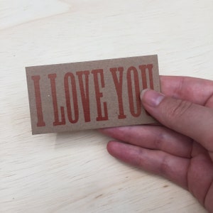 I LOVE YOU Mini Letterpress Wood Type Cards 20 Pack étiquettes cadeaux, Saint-Valentin, mariage ou douche favorise l'enceinte de décorations, note de déjeuner image 2