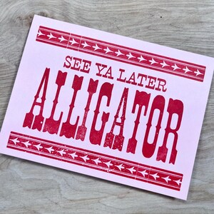 1 Nos vemos luego, caimán rosa. Tarjeta de felicitación individual, impresa a mano con tipografía de madera antigua, decoración de pantano de Luisiana. Arte de caimanes de Bayou.