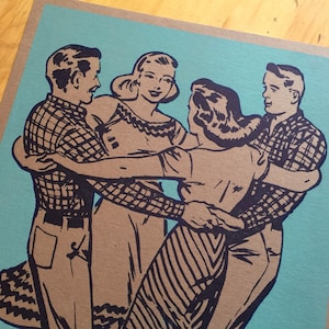 K&ouml;nnte beinhalten: Eine Gru&szlig;karte im Vintage-Stil mit einer stilisierten Illustration von vier tanzenden Personen. Die Figuren bilden einen Kreis, mit zwei M&auml;nnern in karierten Hemden und zwei Frauen in Kleidern. Die Farbpalette umfasst T&uuml;rkis, Beige und Schwarz.