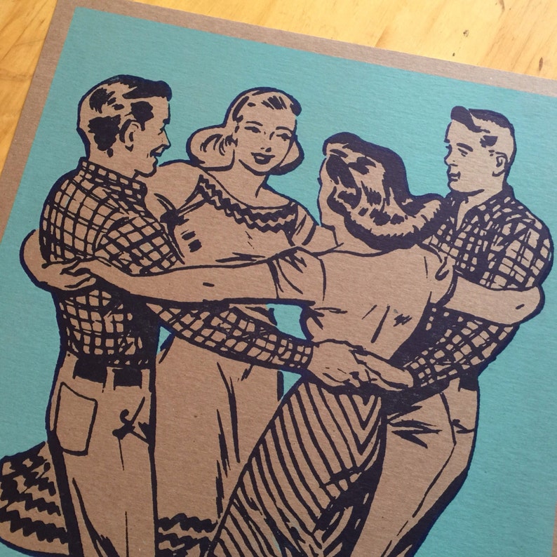 K&ouml;nnte beinhalten: Eine Gru&szlig;karte im Vintage-Stil mit einer stilisierten Illustration von vier tanzenden Personen. Die Figuren bilden einen Kreis, mit zwei M&auml;nnern in karierten Hemden und zwei Frauen in Kleidern. Die Farbpalette umfasst T&uuml;rkis, Beige und Schwarz.