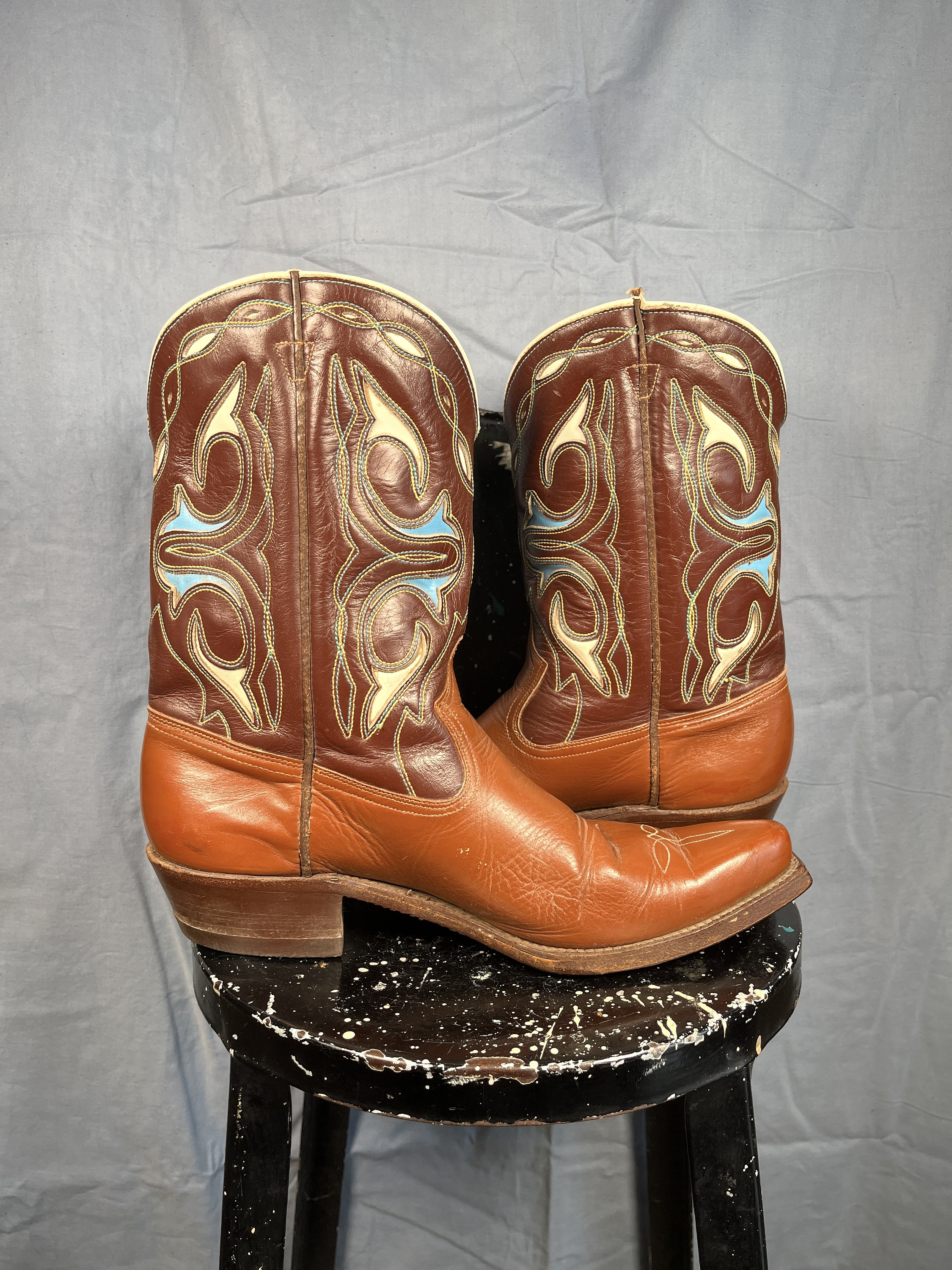 Brown COWBOY BOOTS With Heel Size 10B Men's Light Blue, White and