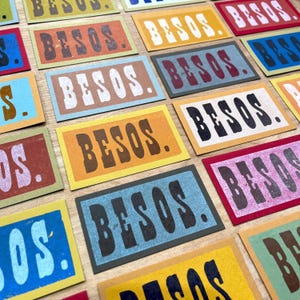 20 BESOS Mini Notes Tiny Cards Impresas a mano en tipografía, Español para Besos, Tipografía de madera, Etiquetas para tarjetas de regalo, Fuente serif, Idioma Español