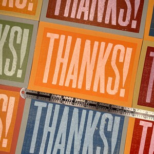 Puede incluir: Primer plano de un conjunto de tarjetas con la palabra "THANKS!" impresa en varios colores y estilos. Las tarjetas est&aacute;n dispuestas en una cuadr&iacute;cula y todas son del mismo tama&ntilde;o. Una regla se coloca encima de las tarjetas.